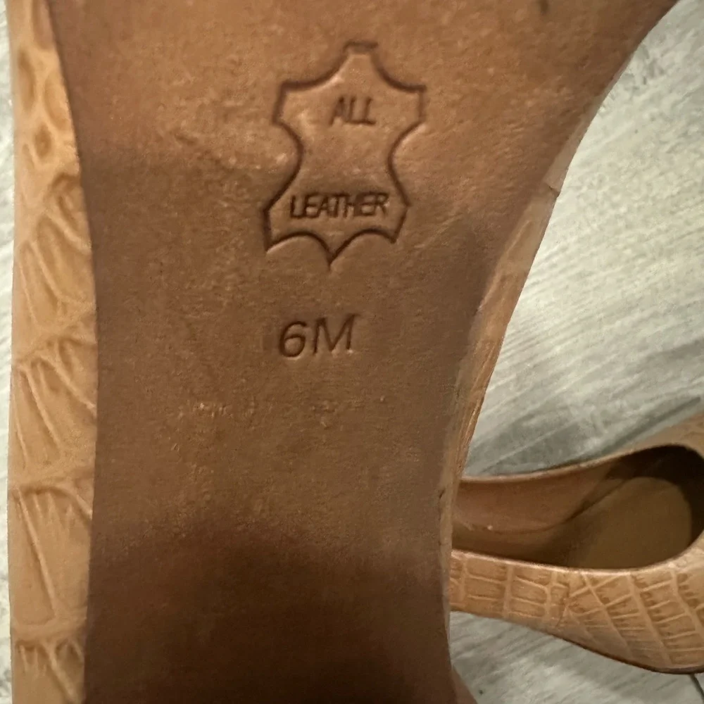 Tory Burch Chic Tan Croc-Patterned Heels Sz 6 neutral nude